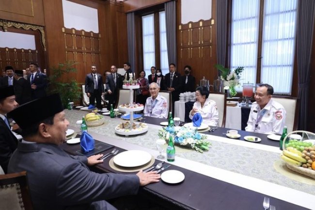 Momen Prabowo-Gibran-Megawati-Try Sutrisno Semeja di Sela Hari Pancasila