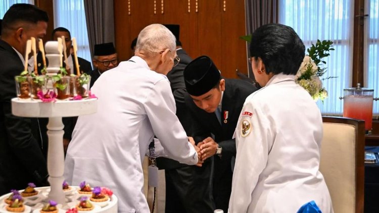 Gibran Bercanda Bareng Megawati, Prabowo Terlibat Obrolan Akrab di Gedung Pancasila– Rekonsiliasi Diam-Diam?