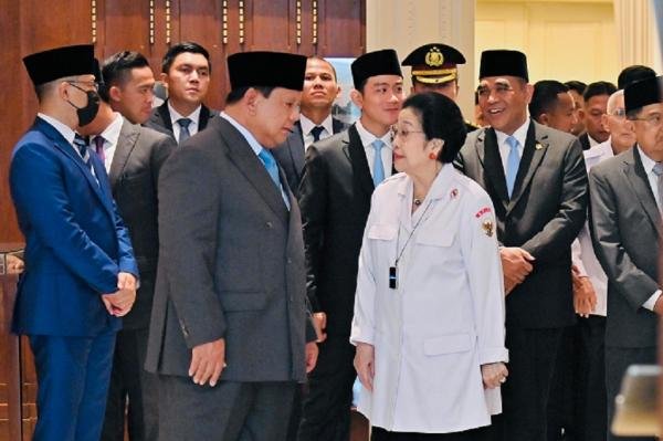 Gibran Bercanda Bareng Megawati, Prabowo Terlibat Obrolan Akrab di Gedung Pancasila– Rekonsiliasi Diam-Diam?