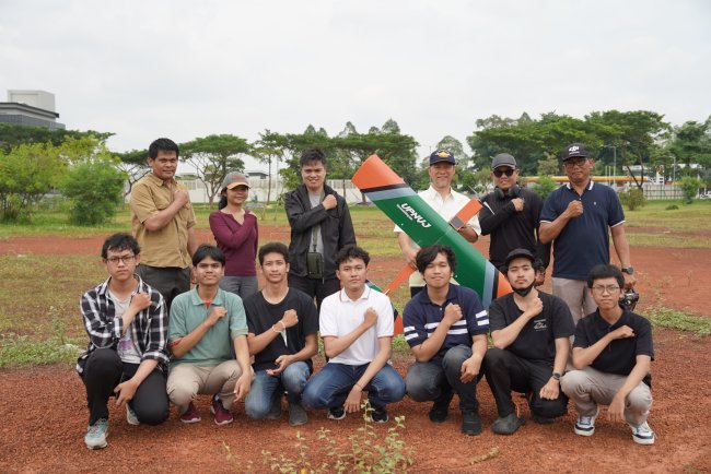 FIK UPN Veteran Jakarta Sukses Laksanakan Terbang Perdana Pesawat Rancangan Mahasiswa pada Proyek Aeromodeling