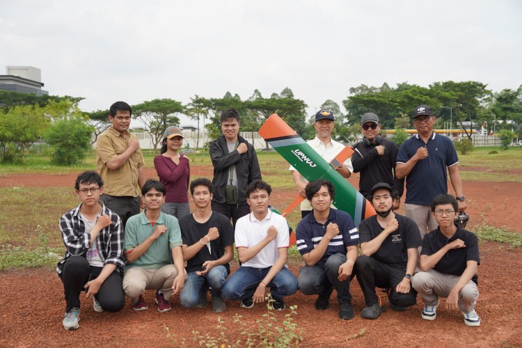 FIK UPN Veteran Jakarta Sukses Laksanakan Terbang Perdana Pesawat Rancangan Mahasiswa pada Proyek Aeromodeling